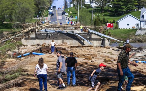 EDENVILLE (Michigan). Varias personas recorren una de las carreteras que quedaron cortadas por las fuerzas de las aguas luego de que una represa cercana se desbordara provocando una amplia inundación.