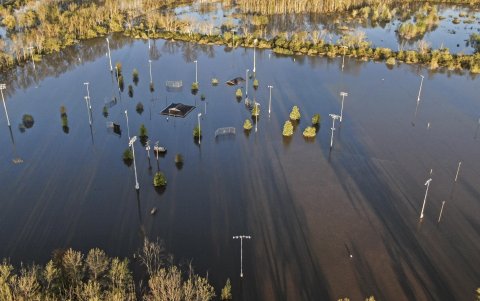 Midland (Michigan). Un avión no tripulado muestra campos de béisbol cubiertos por las aguas del río Tittabawassee.