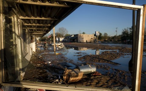 SANFORD (Michigan).A medida que las inundaciones comienzan a retroceder, los residentes caminan por las calles en ruinas para ver el alcance de los daños después de las inundaciones extremas.