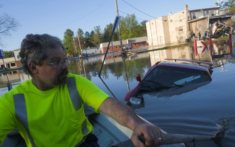 SANFORD (Michigan). Neil Hawk y su esposa Dawn llevan un bote de remos a una parte residencial de Sanford para inspeccionar los daños a su vecindario.