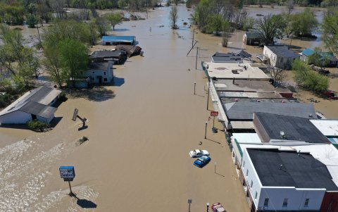 SANFORD (Michigan). Vista aérea de la calle principal de esta ciudad, después de que el agua del río Tittabawassee rompiera una presa cercanay provocara una inundación histórica.