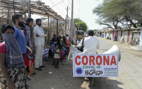 TELANGANA. El agricultor Bamandla Ravinder, que recorre su bicicleta en las aldeas del estado de Telangana para dar a conocer el coronavirus COVID-19.
