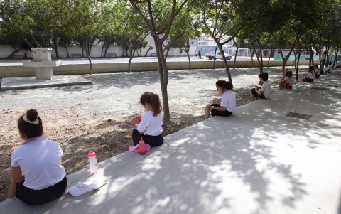 NICOSIA. Los escolares toman distancia. El gobierno chipriota comenzó a aflojar algunas de las restricciones que impuso en un intento para contrarrestar la pandemia en curso de la enfermedad COVID-19.