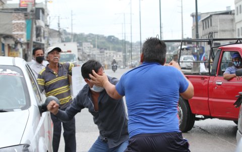 Dos personas terminaron en golpes, tras una discusión en la entrada de la 8.