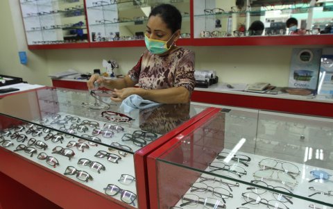 Locales. Las ópticas están atendiendo desde esta semana en Guayaquil.