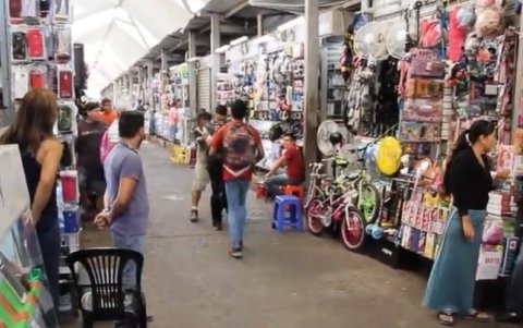 La historia comienza con dos jóvenes que se dedican a la venta informal.