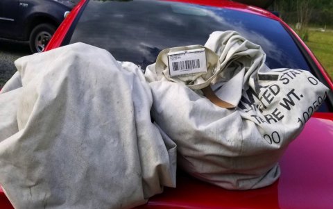 En el interior de estas bolsas había un millón de dólares que fueron entregados a las autoridades.