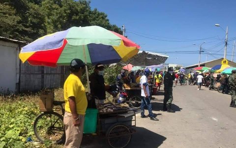 Control. Mientras los comerciantes claman por reactivarse, una parte de la población pide esperar una o dos semanas más para evitar un rebrote.