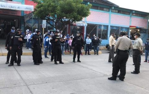 Hecho. Debido a la aglomeración en los exteriores de los mercados de La Libertad, la Policía debió intervenir para participar de los controles.