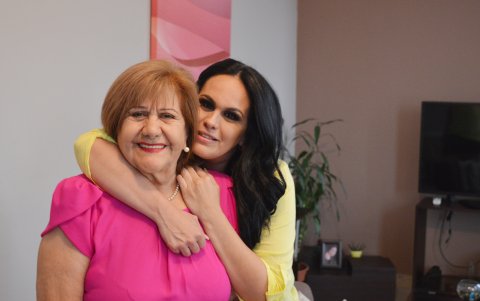 Junto a su madre, Bertha Ponce.