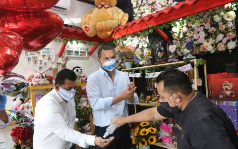 Autoridades municipales en los puntos comerciales de Urdesa.