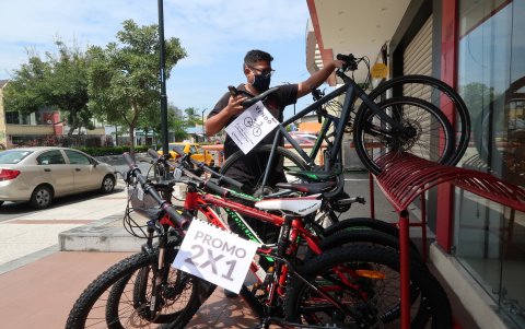 Promociones dos por uno en varios productos y servicios.