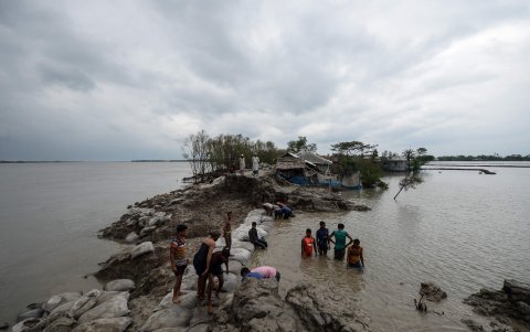 BURIGOALINI. Varias personas trabajan para reparar una presa dañada después de la llegada del ciclón Amphan. Al menos 84 personas murieron cuando el ciclón más feroz que golpeó partes de Bangladesh.