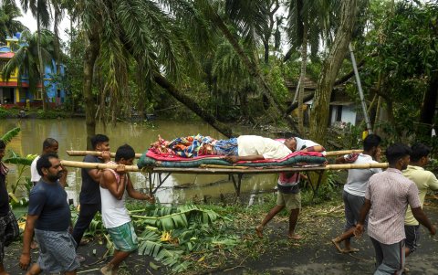 MIDNAPORE. Tapas Pramanik, de 41 años, es trasladado en peso después de caerle un árbol en una zona marginal de esta ciudad india.