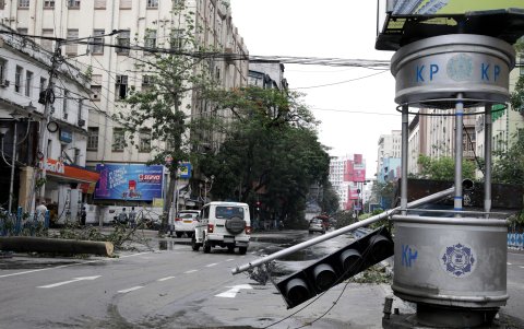 CALCUTA. Un semáforo aparece tirado sobre una avenida tras el paso del ciclón Amphan. El número de muertos por la devastación causada por el ciclón aumentó a 72 en Bengala Occidental.