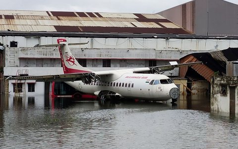 CALCUTA. Un avión aparece rodeado de agua en el Aeropuerto Internacional Netaji Subhas Chandra Bose. El ciclón derribó casas, arrasó automóviles, inundados calles y se cobró vidas.