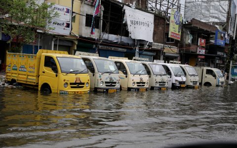 CALCUTA. Una serie de camiones de carga se encuentran bajo el aguas tras el paso de  estancadas después de que el ciclón Amphan tocara tierra.