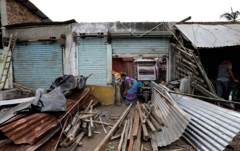 ODISHA. Una persona inspecciona su casa que quedó afectada tras el paso del ciclón Amphan. El gobierno de Odisha y el gobierno de Bengala están considerando una evacuación masiva del área.