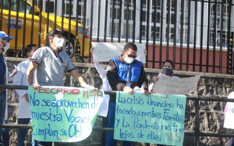 Los estudiantes de posgrado protestaron en las afueras de la maternidad Isidro Ayora exigiendo el pago del estipendio.
