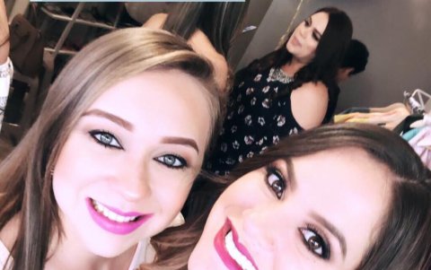 Con su cuñada María del Mar Astudillo.