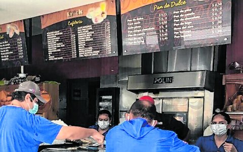 Panadería Erick reestructuró su local para atender a los clientes.