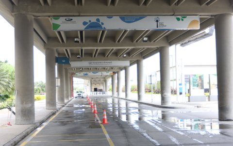 El aeropuerto de Guayaquil y sus áreas lucen desoladas.