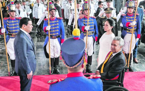 El presidente Lenín Moreno junto a su esposa, Rocio González ingresan al Palacio Legislativo, en su segundo informe a la Nación, en 2019.