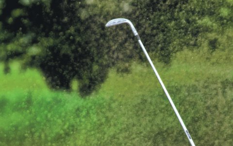 El golfista profesional,  Alan O’Sullivan, ya pisó los campos de Irlanda para retomar la actividad que mayor satisfacción le trae, el golf. El irlandés estuvo practicando con una mascarilla.
