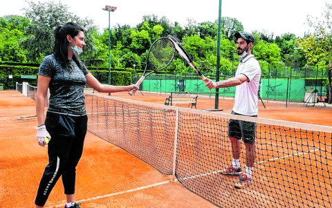 En Italia, varios tenistas empiezan a copar las canchas de entrenamientos, pero lo hacen con sus precauciones sanitarias. Algunos juegan con guantes y mascarillas.