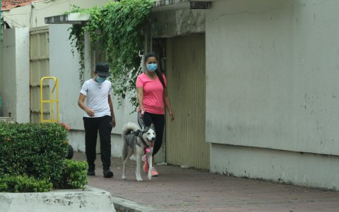 Aceras. De hacerlas más anchas y priorizar al peatón, no solo se cumplirá con las normas de distanciamiento, sino que se invitará al residente a usarlas.