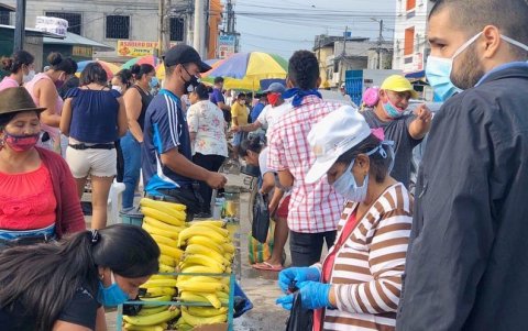 Preocupación. Hay familias que temen que no se cumpla con el distanciamiento social en las calles y espacios públicos de Durán.