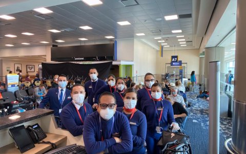 El personal de Latam muestra la protección que van a llevar en el aeropuerto y en los vuelos.