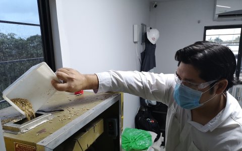 Javier Chon, gerente de Imperial, manifiesta que las inversiones necesitan de laboratorios pequeños para analizar la calidad del arroz antes de procesarlo.