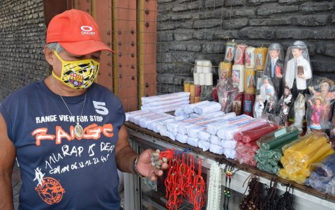 Trabajo. Juan Chugchilán, oriundo de Cotopaxi, trabaja desde hace 49 años en el negocio de objetos religiosos en Quevedo.