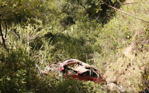 Precipicio. A unos 300 metros de profundidad quedó el vehículo que cayó en una quebrada de Paltas. El conductor murió.