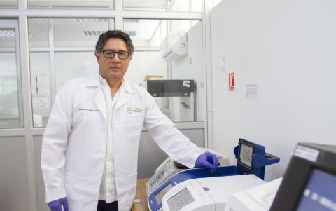 Washington Cárdenas, biólogo y PhD, dirige el Laboratorio de Biomedicina de la Espol.