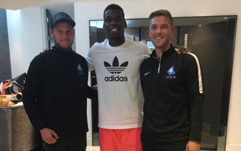 Paul Pogba en una su foto con amigos y su perro guardián.