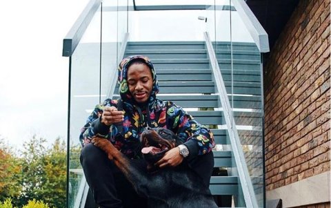 Raheem Sterling, atacante del Manchster City, con su ejemplar que le aporta seguridad.