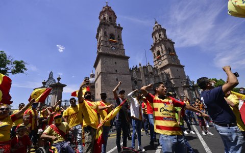 Los seguidores del Morelia durante la protesta por el cambio de ciudad del equipo.