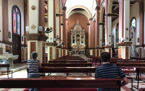 Creyentes en la iglesia San Alejo, en el centro de Guayaquil.