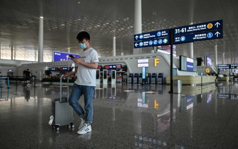 WUHAN. Uno de los pasajeros que espera tomar un vuelo fuera de la ciudad, luego de que se reanudasen los traslados aéreos hacia el interior del país.
