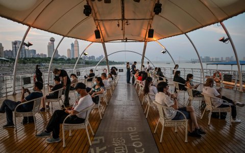 WUHAN. Varias personas recorren el río Yangtze, en los paseos turísticos, que ya fueron retomados luego de que las autoridades locales las autorizaran.