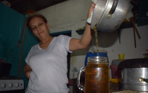 Prevención. Oralia Zambrano prepara una infusión para su familia, pues dice que ayuda a reforzar las defensas.