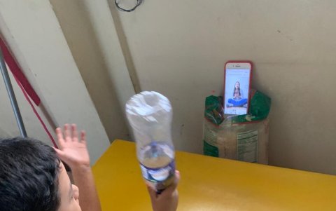 Santiago Ramírez aprende a hacer sonidos rítmicos en sus clases de kinder musical.