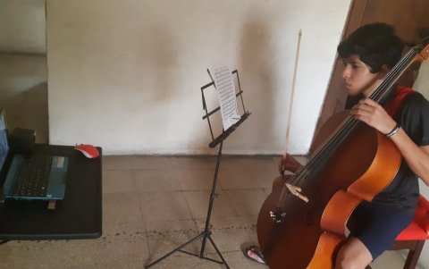 Los chicos toman las clases desde casa hasta que sea posible volver a los ensayos presenciales.