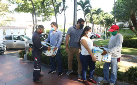 Víveres. El comité de la urbanización de La Puntilla, vía a Samborondón, ayer entregó banano al personal del servicio que laboran en dicho lugar.