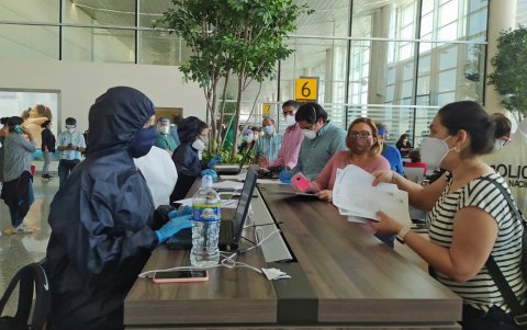 Algunas familias viajan en vuelos humanitarias asumiendo el alto costo del viaje.