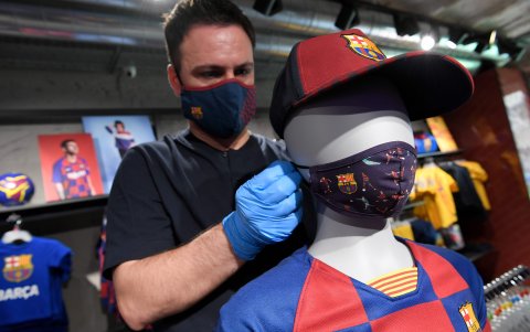 Las mascarillas fueron lanzadas al mercado el lunes y desde hoy ya están a la venta en las tiendas exclusivas del Barça.