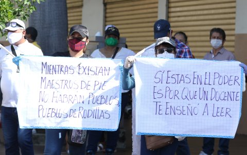 Los gremios de docentes marcharon a nivel nacional para protestar por la reducción de la jornada laboral y el sueldo, así como las desvinculaciones.