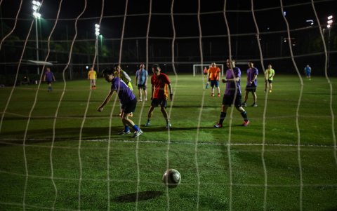 Aficionados al fútbol practican el deporte, algo imposible en tiempo atrás por la pandemia.